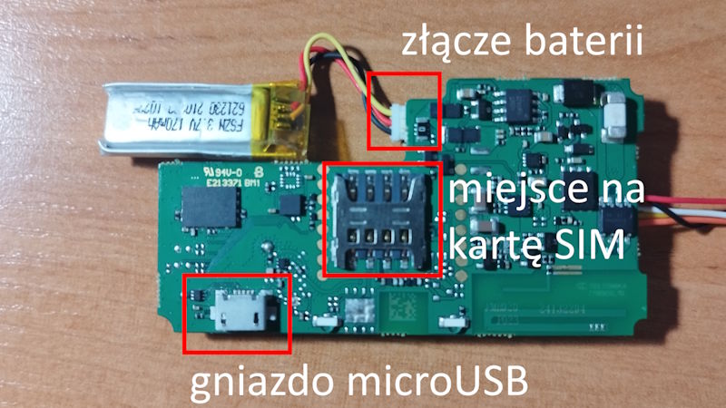 Nadajnik GPS Teltonika FMB920, miejsce na kartę SIM, gniazdo microUSB, złącze baterii